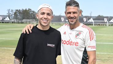 Enzo Fernández fue a visitar al platel millonario en la previa del amistoso en el Monumental.