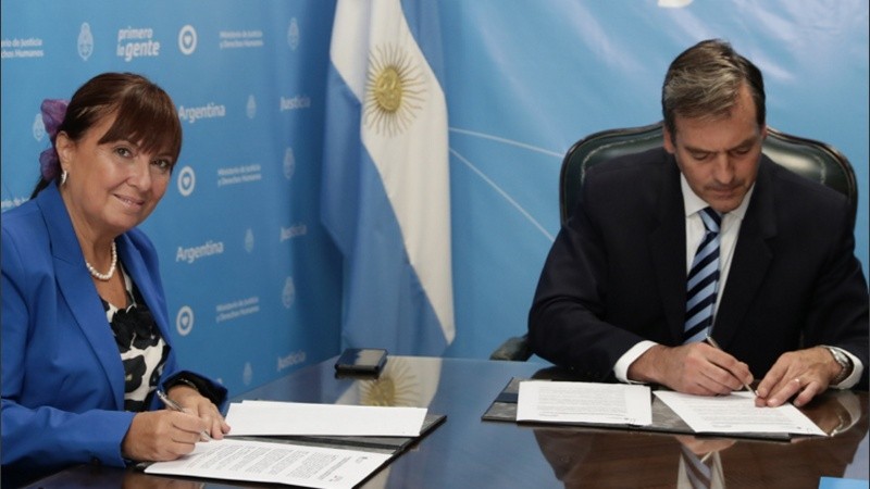 Arena y Brilloni firmaron tres convenios con el ministro de Justicia de la Nación con el objetivo de potenciar la capacidad de respuesta de la cartera de Seguridad santafesina a la hora de prevenir los delitos.