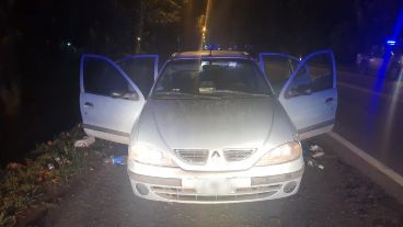 El Megane secuestrado en la madrugada de este miércoles, donde fueron detenidos dos sospechosos de la balacera de anoche.