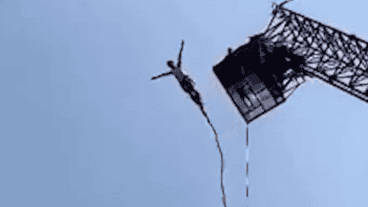 El hombre pudo salir a la superficie y nadar hasta la orilla.