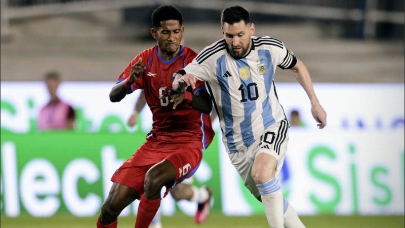 Messi es marcado de cerca por un panameño