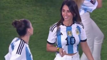 Anto y Tini en la fiesta de los campeones en el estadio Monumental.