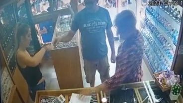 El rostro del hombre quedó captado por las cámaras de la joyería.