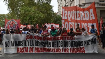 El Encuentro Memoria Verdad y Justicia, junto a la izquierda y organismos de Derechos Humanos, se movilizó desde las 15 hasta el Monumento a la Bandera