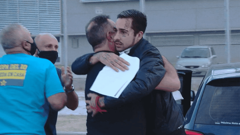 El músico abrazando a su abogado Carlos Varela tras recuperar la libertad en 2021