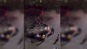 Los videos captados por los vecinos de la zona desde la altura, muestran al menos a una persona herida.