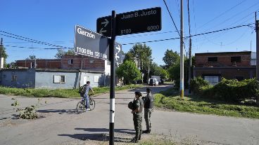 Al día siguiente, GNA vigilaba la cuadra a pie.