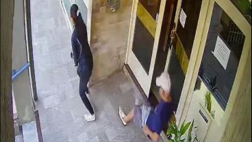 El momento en que el hombre cae al suelo y se golpea.