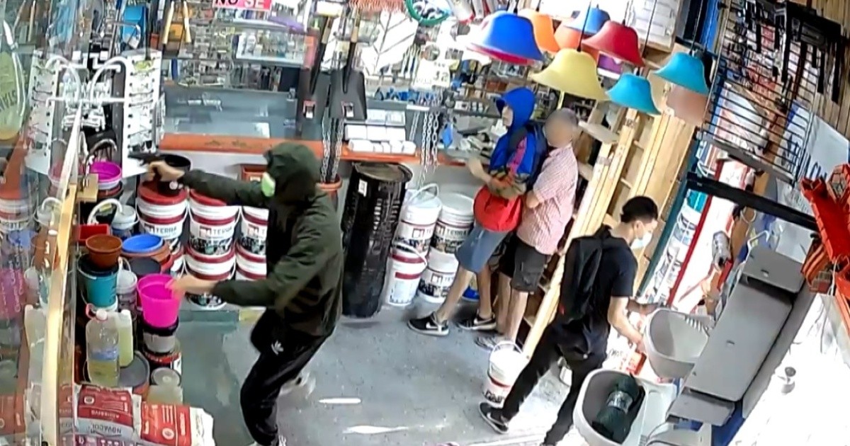 ROSARIO | Video: en 40 segundos, ladrones armados robaron de todo en una ferretería 