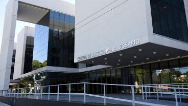 Los jueces Gustavo Pérez Urrechu, Paula Álvarez y Paola Aguirre presidieron el debate.