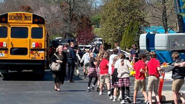 Los estudiantes fueron evacuados y debieron caminar a un lugar seguro hasta una iglesia cercana para reunirse con sus padres.