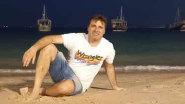 El periodista vende botellas con arena de Qatar a 10 mil pesos.