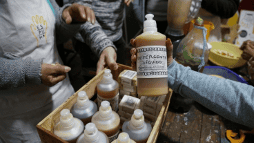 La foto de Alan Monzón del taller de Espuma en Rancho Aparte forma parte de la muestra.