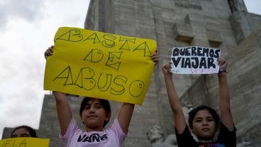 Numerosa protesta en el Monumento.