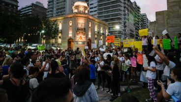 Numerosa protesta en el Monumento.