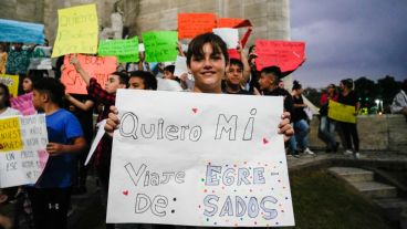 Numerosa protesta en el Monumento.