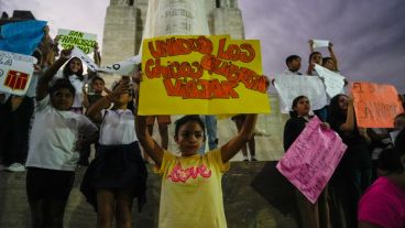 Numerosa protesta en el Monumento.