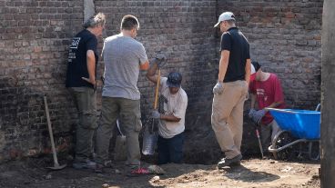 Este martes comenzó la excavación en busca de los restos de Paula.