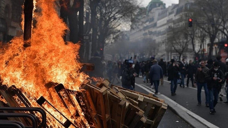 Unos 5.000 policías se movilizaron en las calles de la capital francesa para 