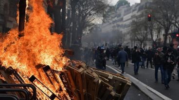 Unos 5.000 policías se movilizaron en las calles de la capital francesa para "contener" a quienes participen de los reclamos.