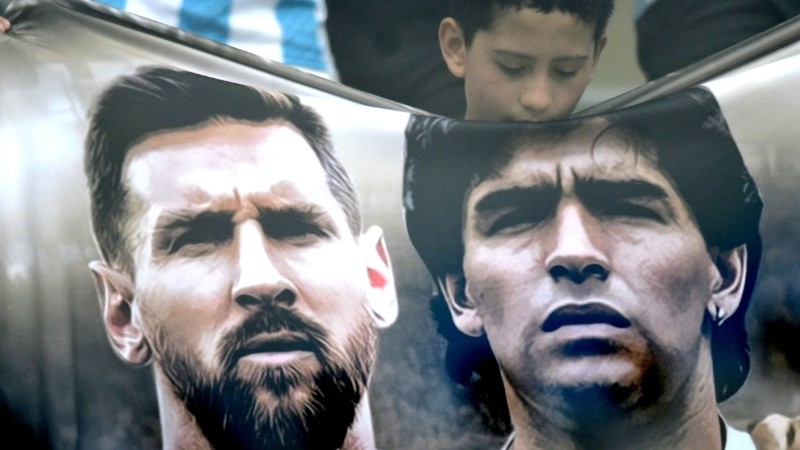 El estadio Madre de Ciudades mostró su devoción por Messi y Maradona. 