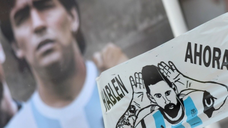 El estadio Madre de Ciudades mostró su devoción por Messi y Maradona. 