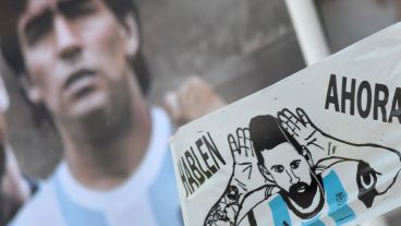 El estadio Madre de Ciudades mostró su devoción por Messi y Maradona.