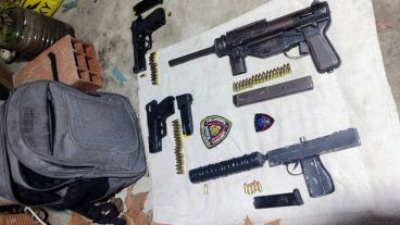 Las armas que estaban en la casa de Meyer y Brito.