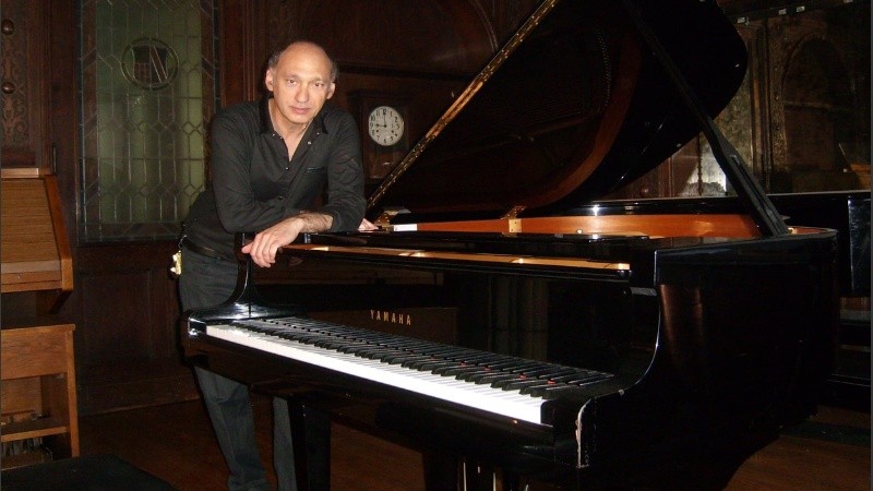 Sergio Vainroj, a 41 años de pelear en Malvinas y desafiar a los ingleses con un piano. 