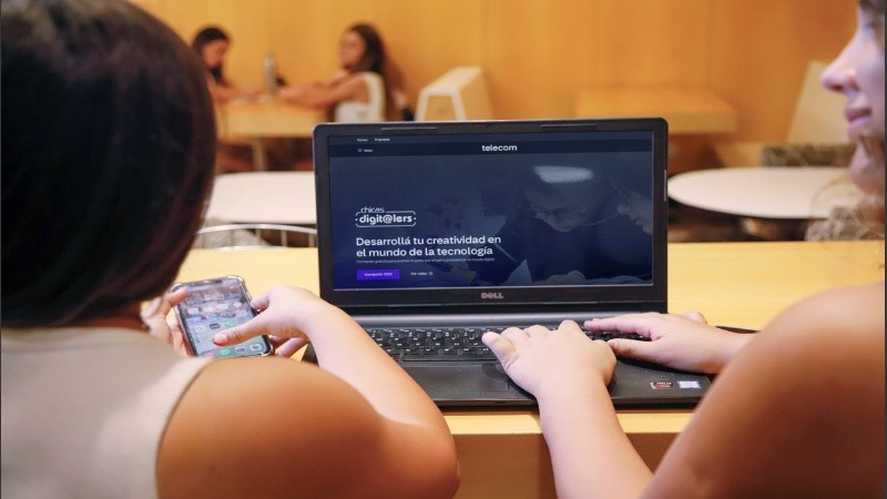 Telecom lanza una nueva edición de Chicas digit@lers, con cursos gratuitos de programación y tecnología dirigidos a niñas y adolescentes .