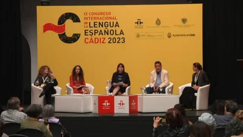 La Rae realiza las presentaciones en el marco del  IX Congreso Internacional de Lengua Española.