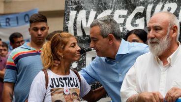 El intendente Pablo Javkin se sumó a la movilización y saludó a los familiares de víctimas de inseguridad. 