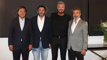 Buenas noches, América: Marcelo Tinelli selló este miércoles su contrato con la señal.