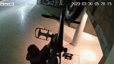 Los elementos más grandes fueron bajados a la calle con sogas.