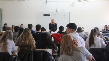 Docentes reciben becas para formarse.