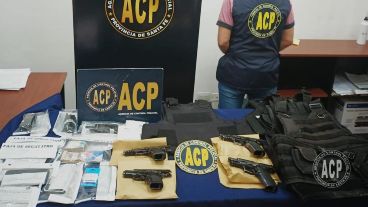 Las armas reglamentarias y otros objetos incautados a los policías del CRE.