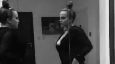 La hija del Lole mostró sus capacidades artísticas frente al espejo.