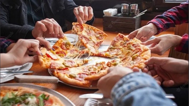 Compartir una pizza y una experiencia que parece surrealista. 