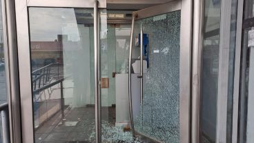 Así quedó la puerta de ingreso del cajero.