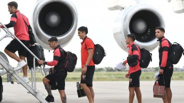 Los jugadores leprosos se subieron al avión que los lleva a Chile.