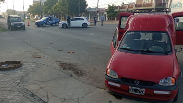 Así quedó el Kangoo después de haber sido chocado por los ladrones.