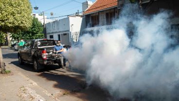 Fumigación en barrios de Rosario.