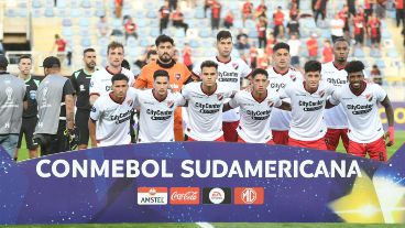 Brian Aguirre en lo más alto y Hoyos para sostener al equipo.