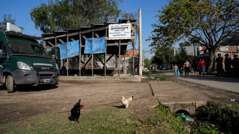El Club Social Comunitario Qadhuoqte, frente a la canchita de fútbol.