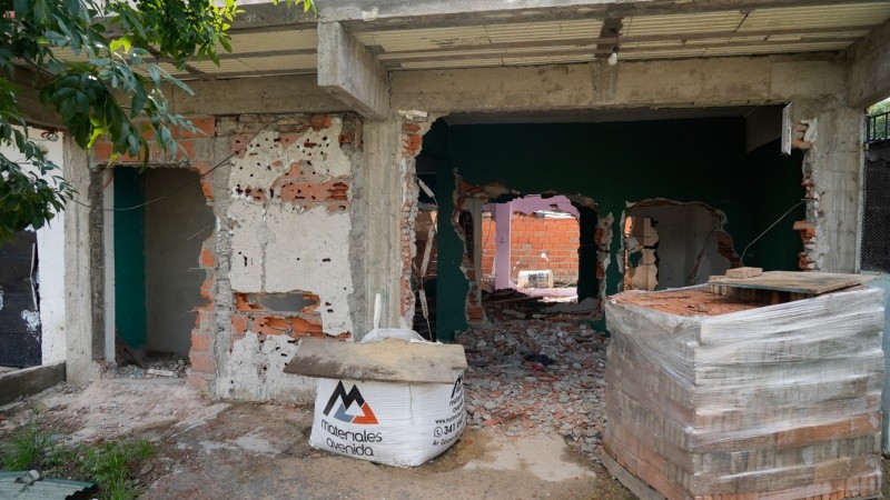 Una de las casas atacadas de la banda narco ya tiene materiales listos para la reconstrucción.