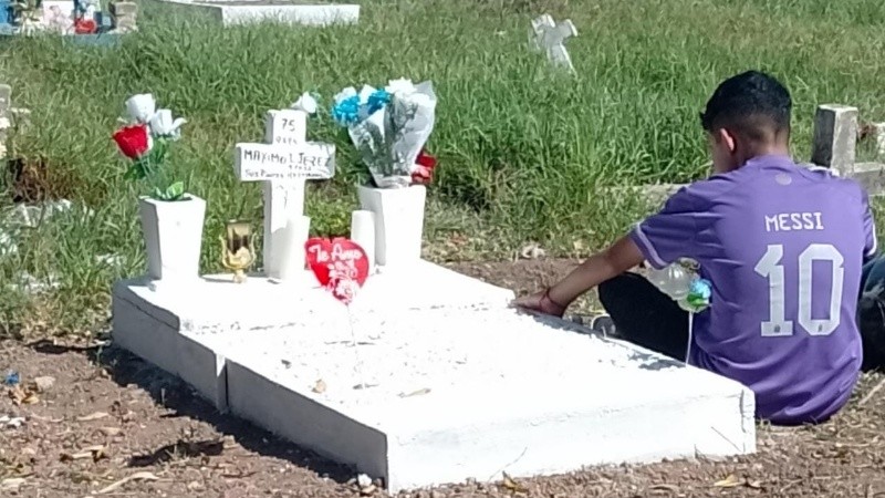 Steven en la tumba de su amigo Máximo Jerez antes de volver a jugar al fútbol sin él.