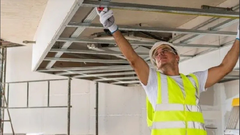 Construcción e industria experimentaron caídas en el segundo mes del año.