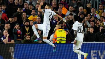 Benzema celebra uno de sus tres tantos de cara a los catalanes, que sueñan con Messi.