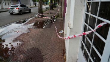 La cuadra con faja de peligro y con agua en la vereda por el robo de medidores.
