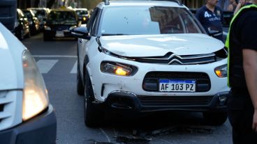 El coche que chocó con la moto en la esquina.